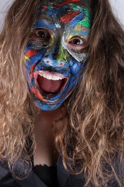 Jonge vrouw met gezicht-kunst — Stockfoto