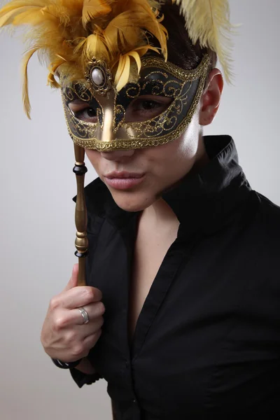 Ragazza elegante con una maschera meravigliosa — Foto Stock
