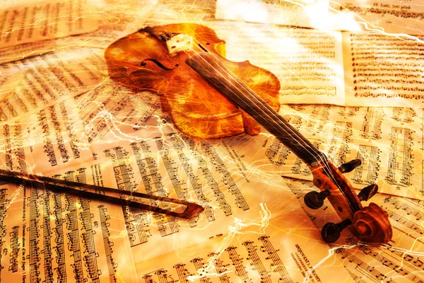 Vecchio violino sdraiato sullo spartito della musica — Foto Stock