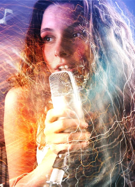 Retrato de una chica con un micrófono — Foto de Stock