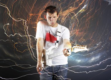gitar çalan beyaz elektro gitar ile