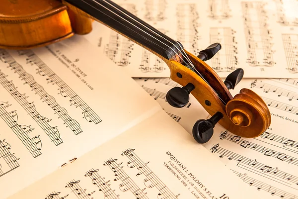 Velho violino deitado na folha de música — Fotografia de Stock