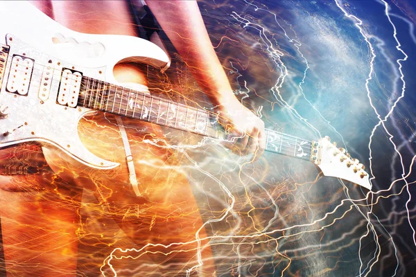 흰색 일렉트릭 기타와 기타 연주자 — 스톡 사진
