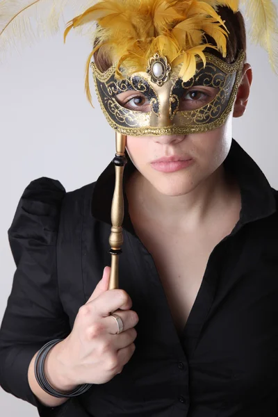 Elegant tjej med en underbar mask — Stockfoto