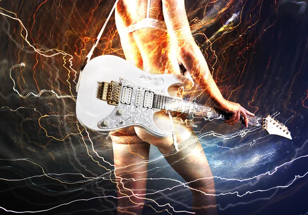 Guitarrista con guitarra eléctrica blanca —  Fotos de Stock