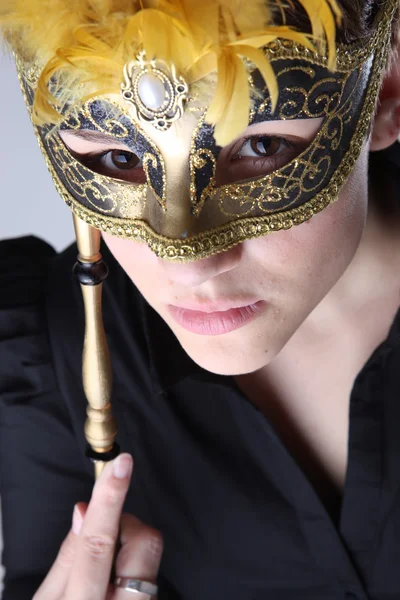 Elegantní dívka s maskou nádherné — Stock fotografie