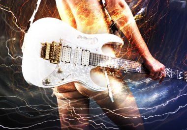 gitar çalan beyaz elektro gitar ile