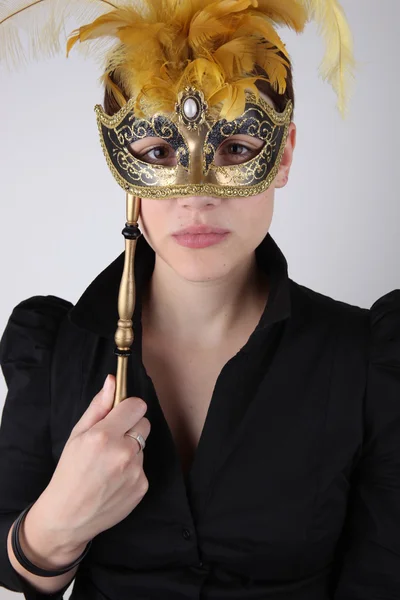 Elegant tjej med en underbar mask — Stockfoto