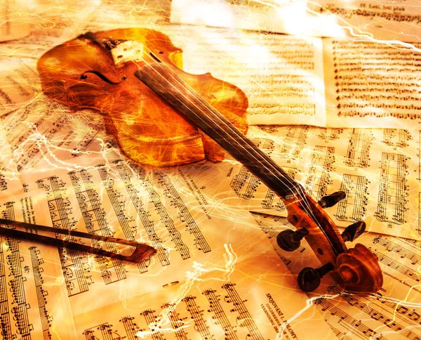 Vieux violon couché sur la feuille de musique — Photo