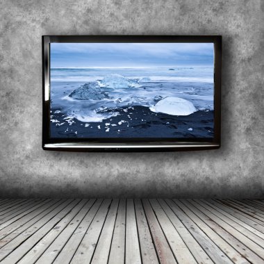 plazma tv duvardaki odadan