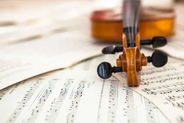 Régi hegedű feküdt a sheet music — Stock Fotó