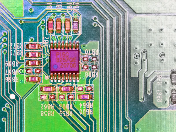 Mikrochip bakgrund - närbild av elektroniska kretskort — Stockfoto