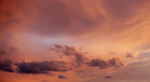 Krásný červený západ slunce nad italského moře, bohaté tmavé mraky — Stock fotografie