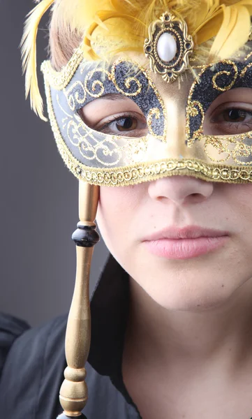 Ragazza elegante con una maschera meravigliosa — Foto Stock