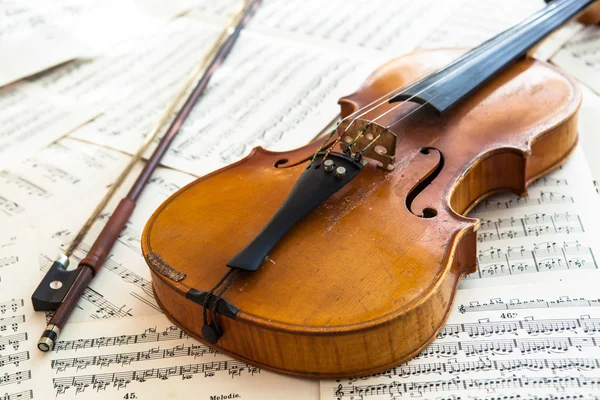 Vanha viulu makaa nuotilla — kuvapankkivalokuva