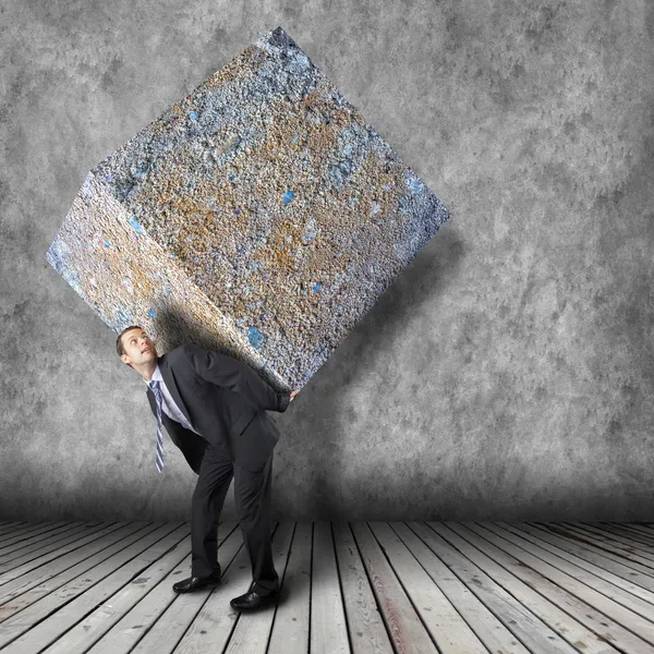 ビジネスマン運ぶ重い石パッケージ — ストック写真
