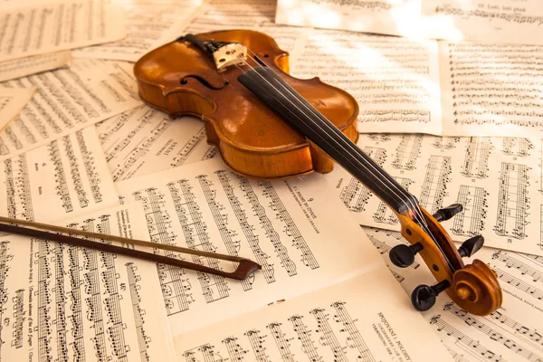 旧的小提琴音乐的负债表上躺着 — 图库照片