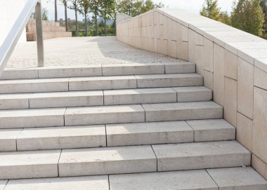 Parkta taş basamaklar