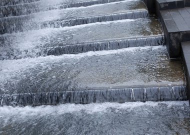 modern şehir çeşmesi karanlık taşın içinde