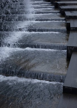 modern şehir çeşmesi karanlık taşın içinde