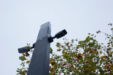 Kentsel bir çevrede gözetleme için açık hava kameraları