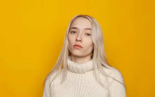 Retrato Uma Loira Fundo Amarelo Uma Camisola Branca — Fotografia de Stock