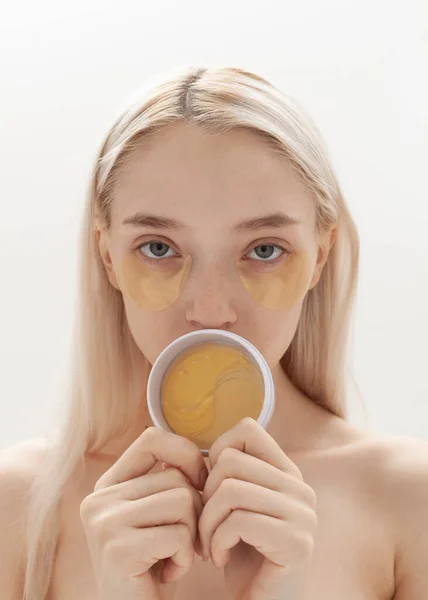 Beautiful Blonde Jar Gold Eye Patches — Stock Photo, Image