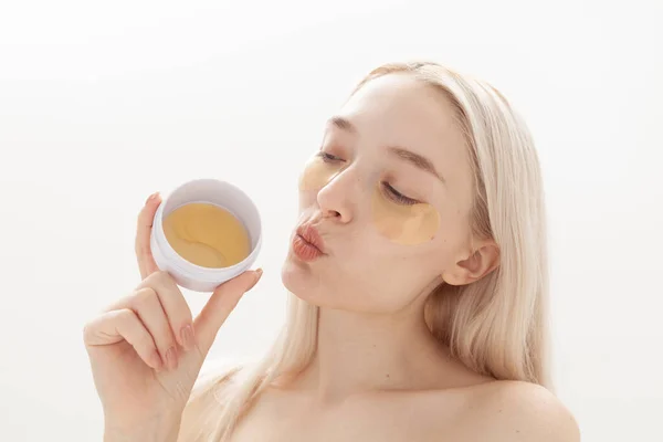 Beautiful Blonde Jar Gold Eye Patches — Stock Photo, Image