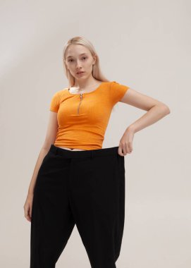 Koca pantolonlu kız kilo verince seviniyor.