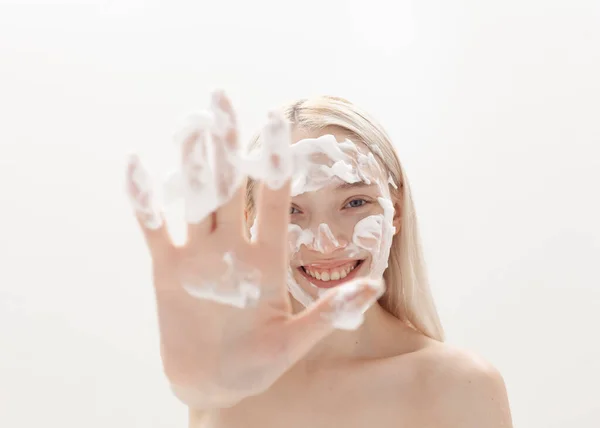 Mutlu kız yüzüne açık bir arka planda soyuluyor.