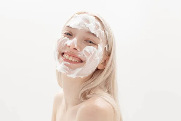 Happy Girl Applies Peeling Her Face Light Background — Stock Photo, Image
