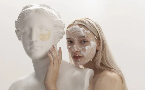 Girl Makeup Her Face Posing Plaster Sculpture Light Background — Stock Photo, Image