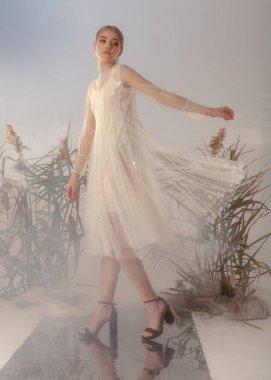 Beyaz elbiseli katalog için güzel bir sarışın.