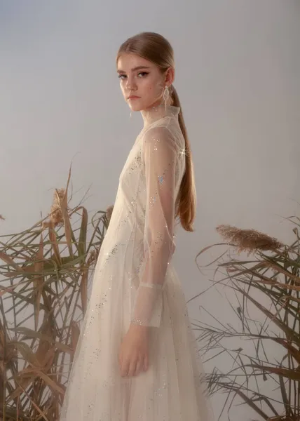 Gelinlik giymiş güzel bir sarışının portresi