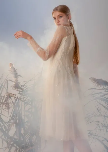 Gelinlik giymiş güzel bir sarışının portresi