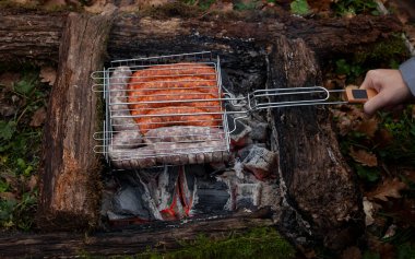 Ormanda kazıkta kızartılmış yiyecekler.