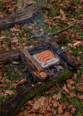 Ormanda kazıkta kızartılmış yiyecekler.
