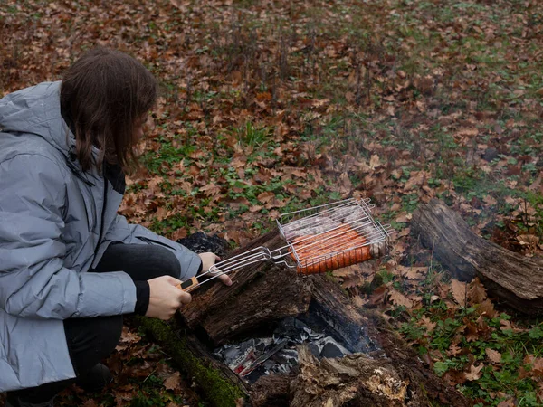 Man Forest Fries Sausages Fire — Stock Photo, Image