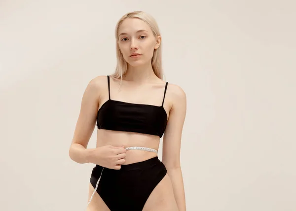 Ein Schlankes Mädchen Badeanzug Misst Ihre Taille Mit Einem Zentimeter — Stockfoto