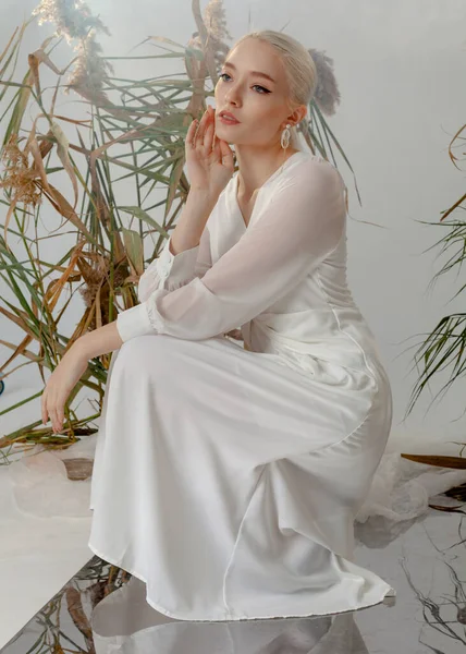 Beautiful Blonde Posing Wedding Dress — Stock Photo, Image
