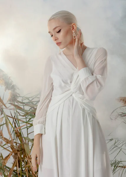 Gelinlik giymiş güzel bir sarışının portresi