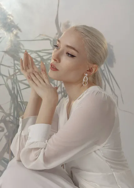 Gelinlik giymiş güzel bir sarışının portresi