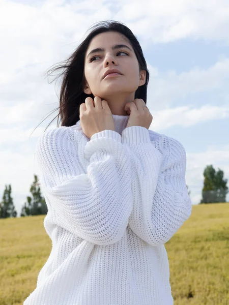 Parkta yürüyen güzel bir esmeri şımartıyor.