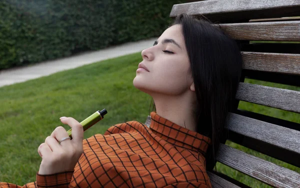 Beautiful Girl Smokes Electronic Cigarette Street — Stock Photo, Image