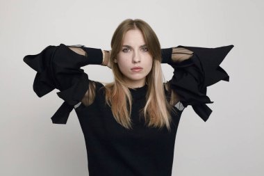 Üzgün kız arka planda poz veriyor