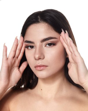 Klasik makyajlı ve uzun kirpikli güzel bir esmer portresi.