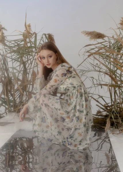 Güzel bir elbise içinde poz veren güzel bir kız.