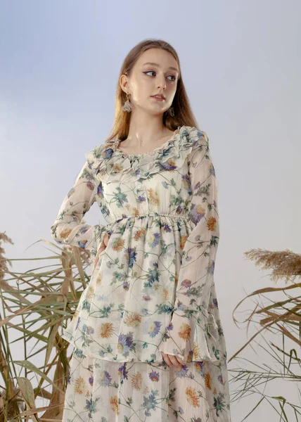 Portrét Krásné Dívky Jarních Šatech Květinovým Vzorem — Stock fotografie