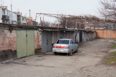 Araba evlerin yakınındaki caddede.