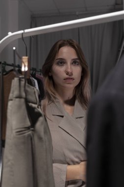 Güzel kız bir giyim mağazasında alışveriş